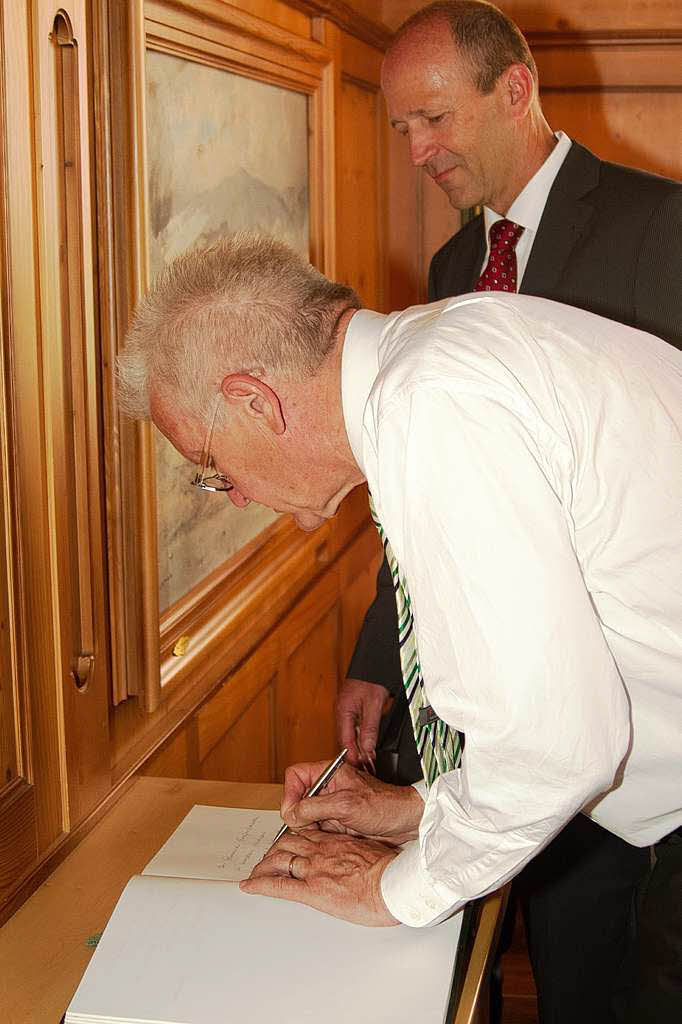 Ministerprsident Winfried Kretschmann trgt sich ins Goldene Buch der Gemeinde Grafenhausen ein