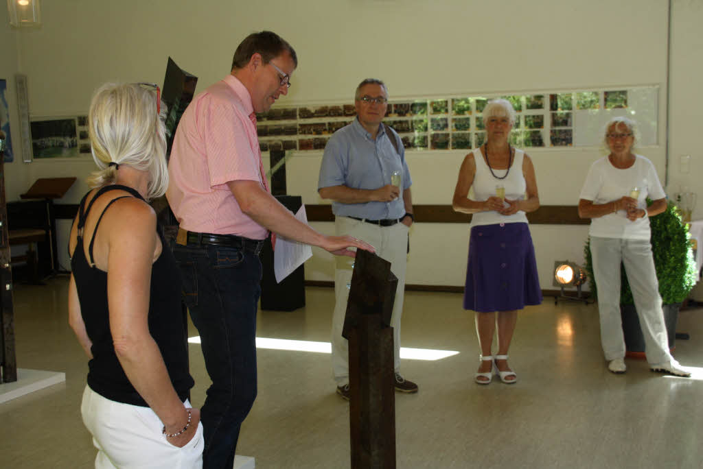 Brgermeister Harald Lotis bei der Vernissage „Kunst zum Begreifen“ mit Skulpturen von Sabine Maitre-Fahrlaender.