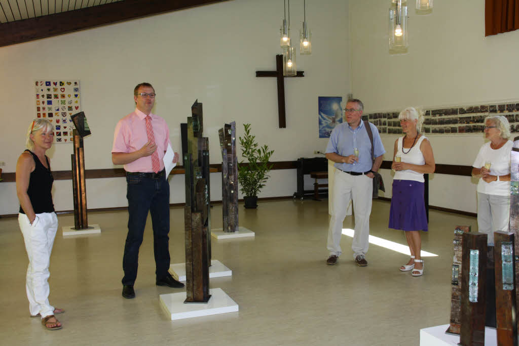 Brgermeister Harald Lotis bei der Vernissage „Kunst zum Begreifen“ mit Skulpturen von Sabine Maitre-Fahrlaender.