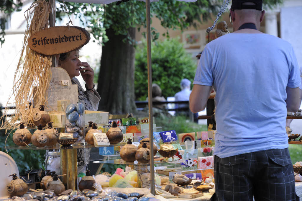 Trotz Hitzerekord war der Sulzburger Kunsthandwerkermarkt gut besucht.
