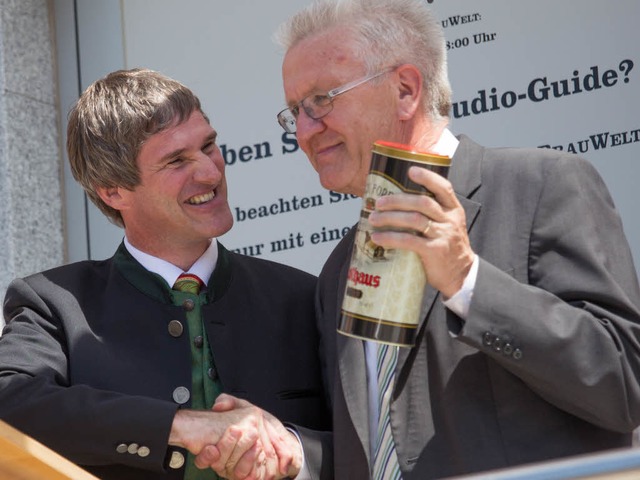 Brauereichef Christian Rasch hat fr d...t Winfried Kretschmann Hochprozentiges  | Foto: Wilfried Dieckmann
