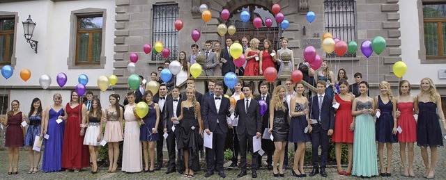Mit Luftballons vor dem Rathaus verabs...itursjahrgang 2014 von der Schulzeit.   | Foto: Verena Wehrle
