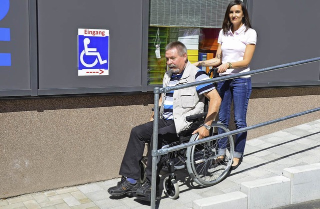 Test bestanden: Behindertenbeauftragte...h mal aus. Hinter ihm: Jasmin Herzog.   | Foto: Ehrentreich