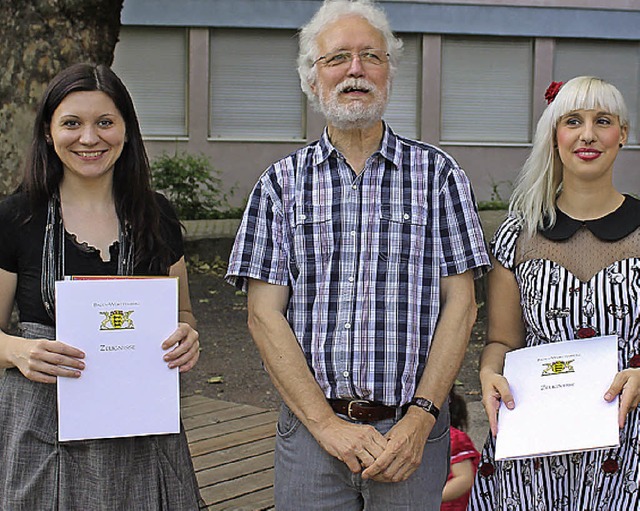 Schulleiter Roland Strk mit den Preis...ste) und Tanja Fink (Scheffel-Preis).   | Foto: Privat