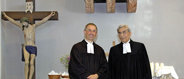 Pfarrer Matthias Weber (links im Bild)...h dem Pfingstgottesdienst in Kandern.   | Foto: Regine Ounas-Krusel