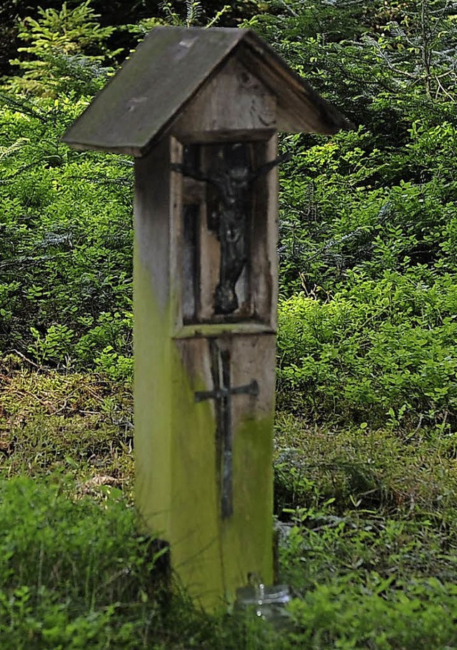 An einen Mord aus Eifersucht erinnert ein Bildstckchen im Wald in Rippolingen.   | Foto: Karl Braun