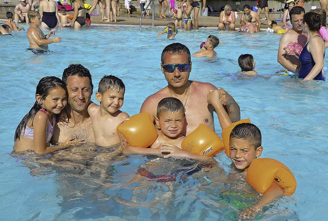 Mit Papa ist es im Freibad am schnsten.  | Foto: Martina Proprenter