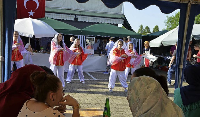 Tnzerinnen der trkischen Schule fhren den Tanz Atabar vor.  | Foto: Martina Proprenter