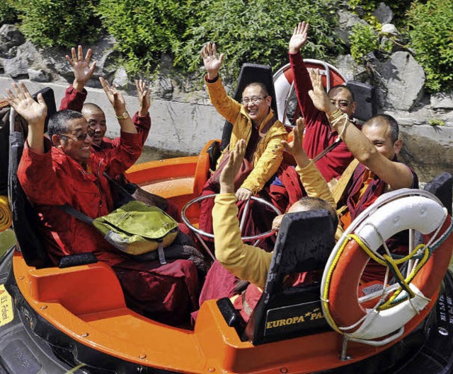 Neun Mnche aus Tibet haben   einen Zw...l Spa beim Wildwasserrafting gehabt.   | Foto: Europa-Park