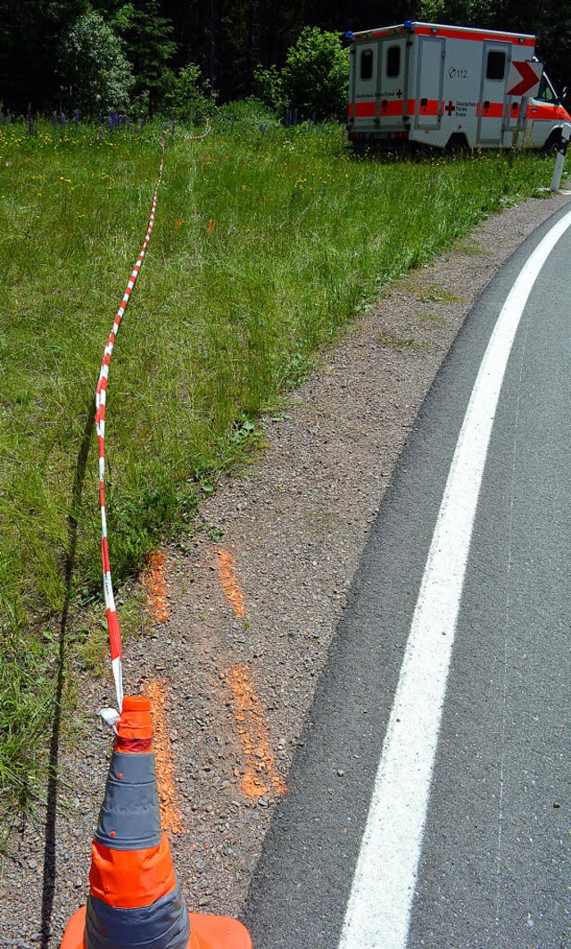 In der Rechtskurve geradeaus fhrt die Unfallspur.   | Foto: Kamera 24