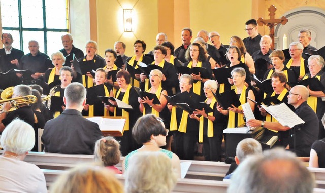 Der Kirchenchor sang zum Pfingstfest.  | Foto: Axel Fleig