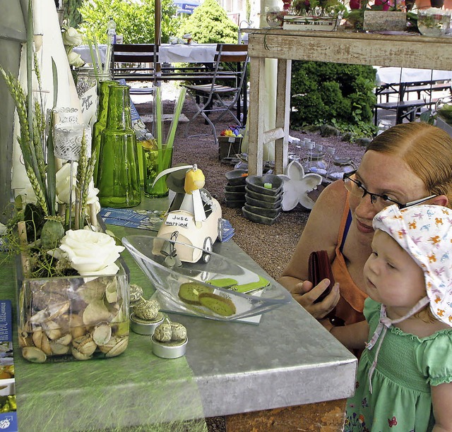 Gro und Klein nahmen Produkte rund um...ste und Feiern&#8220; in Augenschein.   | Foto: Heidi Fssel