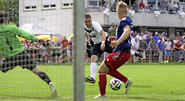In dieser Szene scheitert Tonio Bayer ...pter das Spiel fr den SC Offenburg.   | Foto: Alexandra Buss