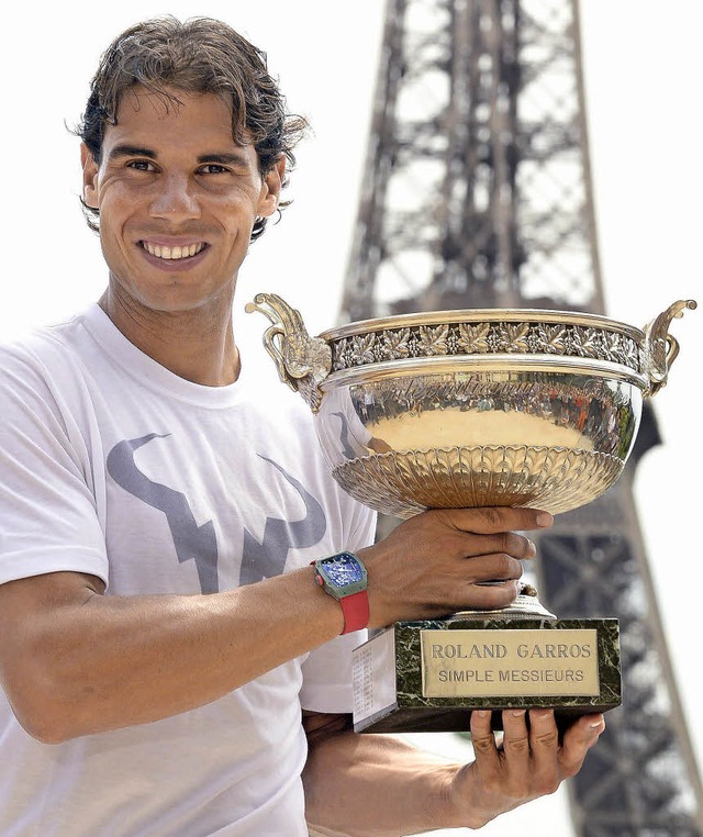 Rafal Nadal prsentiert die Siegertrophe vor dem Eiffelturm.   | Foto: dpa