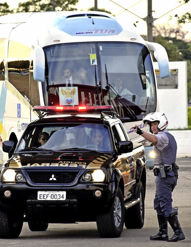 Ein Polizist weist in So Paulo den Weg.   | Foto: AFP