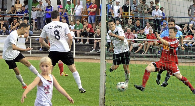 Das Mdchen im Vordergrund wendet sich...inale gegen den FC Wallbach markiert.   | Foto: Meinrad Schn