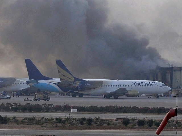 Rauch ber dem Flughafen von Karachi  | Foto: AFP