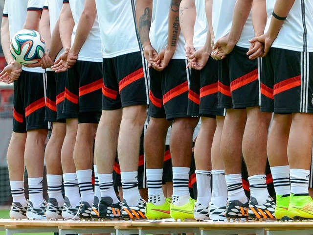 Diese Beine sollen fr die Bundesrepub... von WM-Anlageprodukten wenig davon.    | Foto: DPA