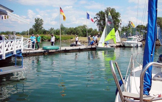 Erfrischend waren fr Besucher beim Wa...ten mit Booten der Vereinsmitglieder.   | Foto: dieter fink