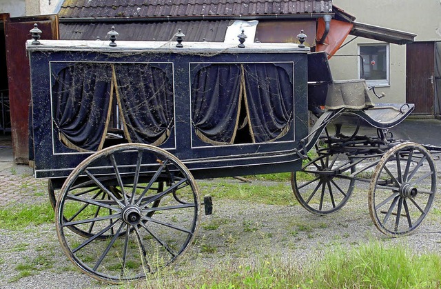 Noch vor der Fahrt zum Heimatmuseum: d...gen wurde, vor dem alten Farrenstall.   | Foto: martin frenk