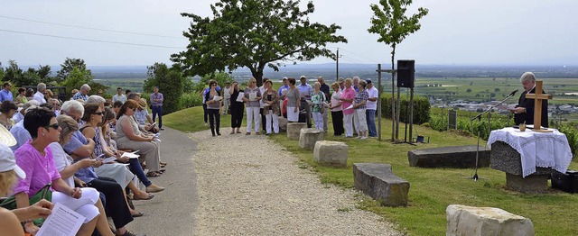 Beim Open-Air-Gottesdienst gab es Weih...fr die Reben und  Wein fr die Gste.  | Foto: Sigrid Umiger