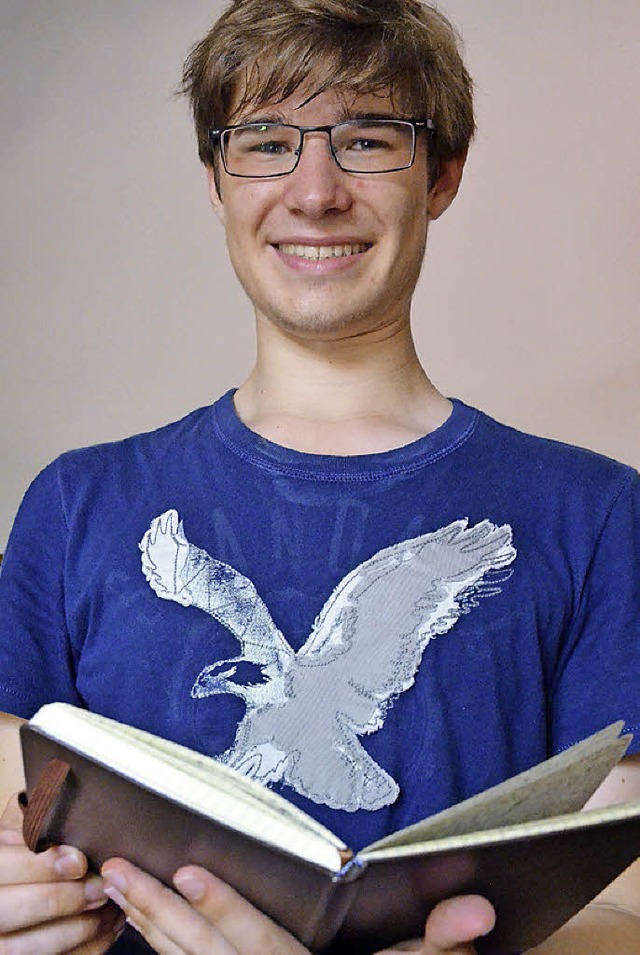 Philippe Brgin mit seinem Notizbuch, ...er alles Erinnerungswrdige festhlt.   | Foto: Fillisch