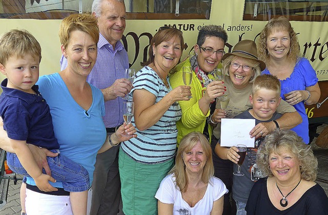 Freude bei der Spendenbergabe auf dem...inks: Inge Balda und Beatrix Gerspach   | Foto: Claudia Marchlewski