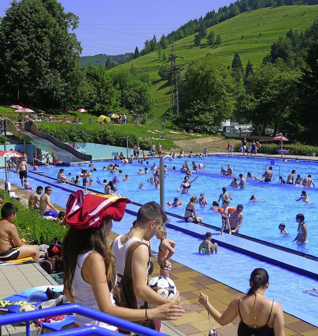Das Pfingstwochenende lockte 2500 Besucher ins Zeller Bad.   | Foto: Jacob