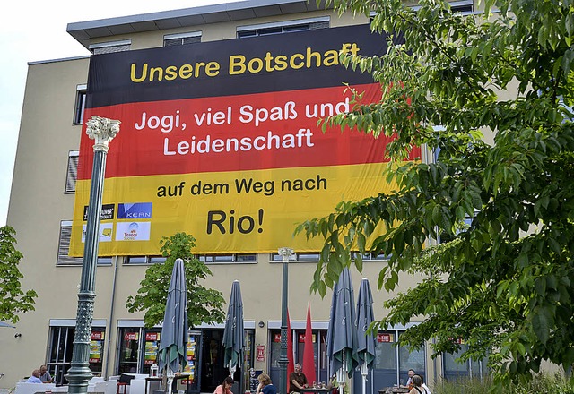 Freiburgs grte WM-Fahne geht ber dr...r der Klner Botschaft im Sthlinger.   | Foto: Michael Bamberger