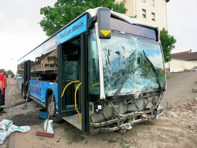 Vllig zerstrt wurde die Front des Linienbusses.  | Foto: Reinhold Utke