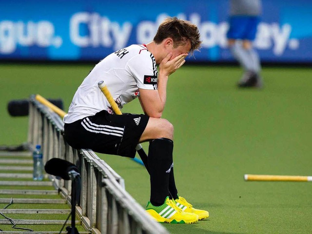 Nationalspieler Mats Grambusch verleiht seiner Enttuschung Ausdruck.   | Foto: DPA