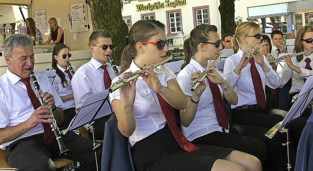 Musikalische Unterhaltung auf zwei Bh...itz mit dem Fassanstich erffnet wird.  | Foto: Marlies Jung-Knoblich