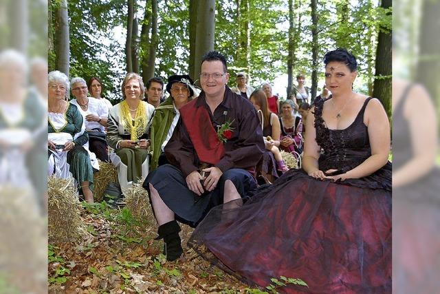 Mittelalterliche Hochzeit im Wald