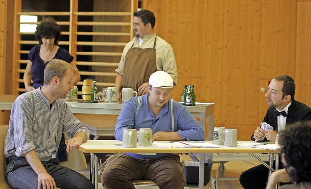 Noch provisorisch, der Ausschank und d...er schon fast perfekt: die Darsteller   | Foto: heidi fssel