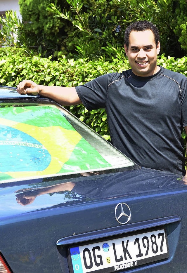 Brasilienflagge im Benz: Fr Lukas Ker...Deutschland und Brasilien gut findet.   | Foto: Ulrike Derndinger