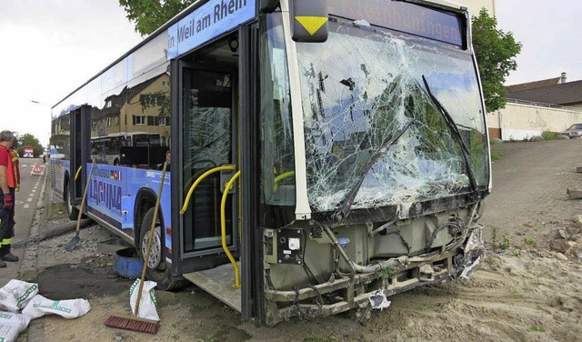 Vllig zerstrt war die Frontscheibe des Linienbusses nach dem Unfall.   | Foto: Reinhold Utke