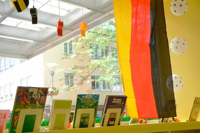 Dekoriertes Schaufenster in der Stadtbibliothek.  | Foto: Brenda Lillig