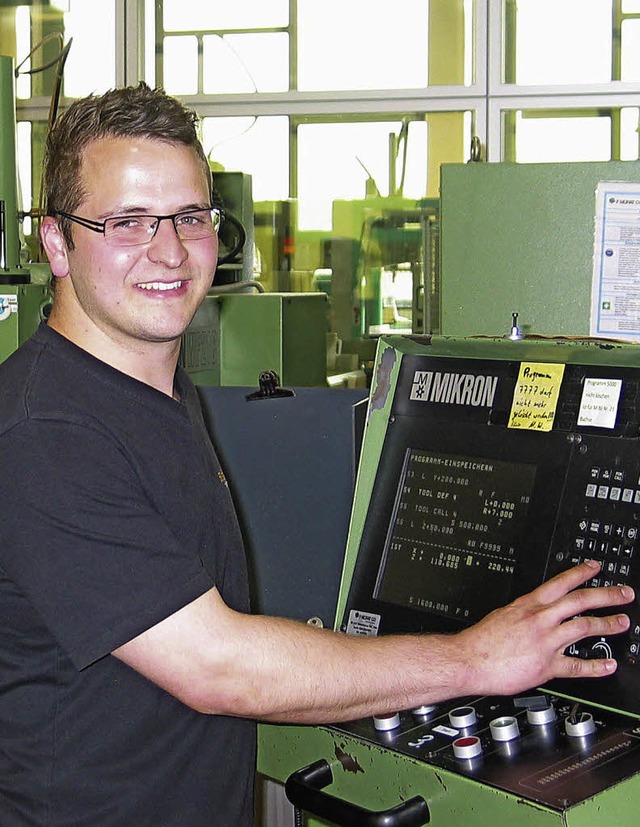 Tobias Schtzle bedient eine CNC-Frsmaschine.   | Foto: Eva Weise