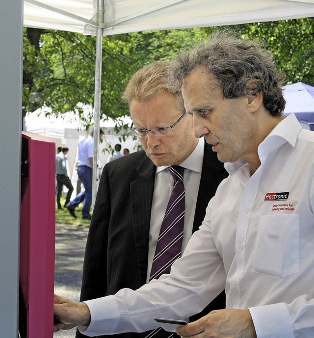 Bundestagsabgeordneter Thomas Drfling...riebenen Parkscheinautomaten erklren.  | Foto: BZ