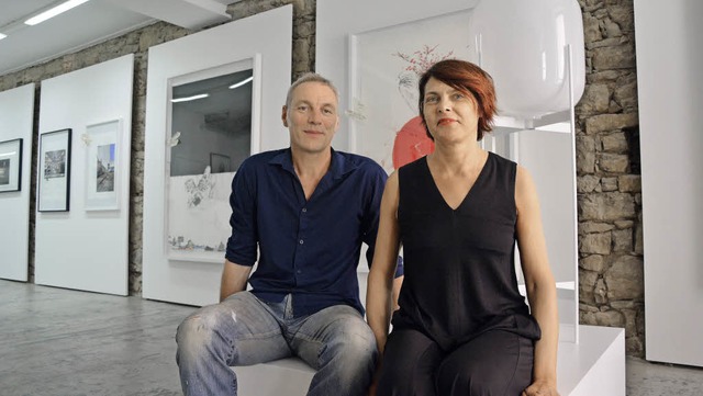 Ursula und Patrick L&#8217;Hoste zeige...ihrer Galerie pulpo Kunst und Design.   | Foto: Barbara Ruda