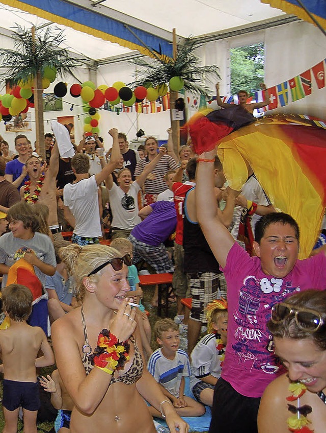 Schon bei der WM 2010 jubelten Festiva...nien &#8211; allerdings noch im Zelt.   | Foto: Archivfoto:Heinz Vollmar