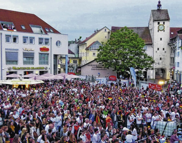 Stadionatmosphre in der Anzeiger-Aren...egen die Nationalmannschaft Portugals.  | Foto: BZ