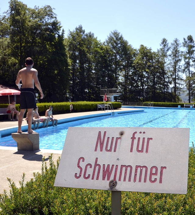Das in die Jahre gekommene 50-Meter-Be...n Schwimmmeistern vom Waldbad Sorgen.   | Foto: Martin Herceg