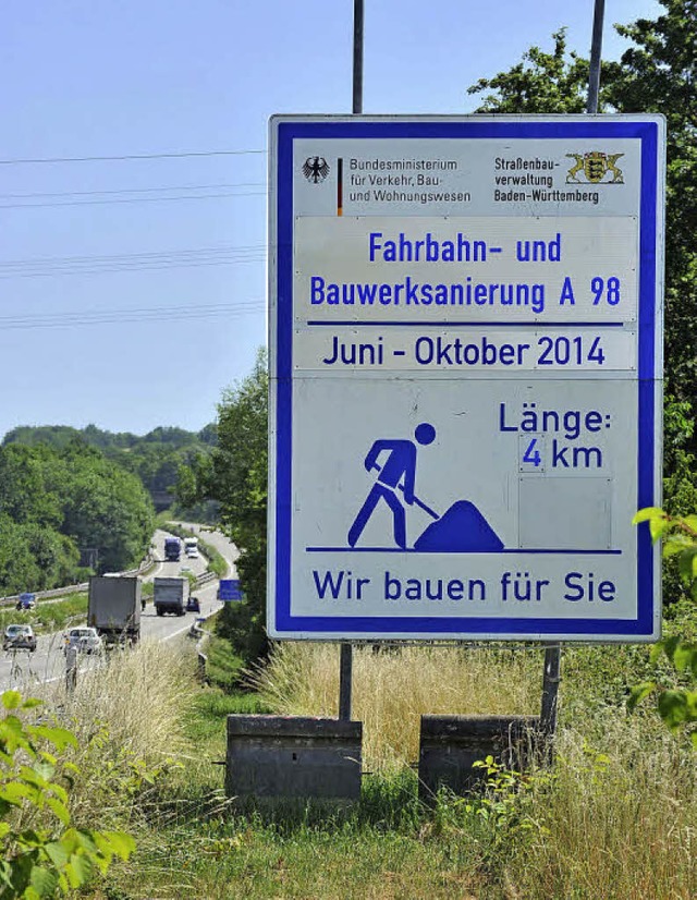 Die ersten Hinweisschilder stehen scho...er A 98 beginnen aber erst Ende Juli.   | Foto: Andr Roos