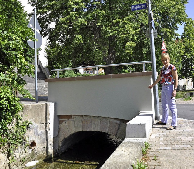 Mit einem modernen Aufsatz aus Metall ...gestellt: die Nollinger Dorfbachbrcke  | Foto: ZVG