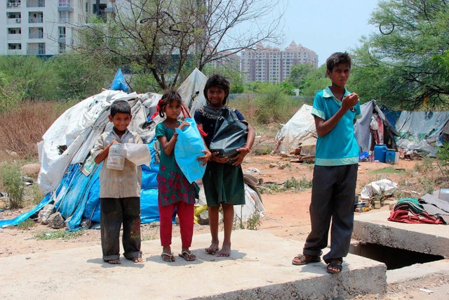 Ramesh und seine Freunde stehen mit ei...n der HITEC City in Hyderabad, Indien.  | Foto: dpa