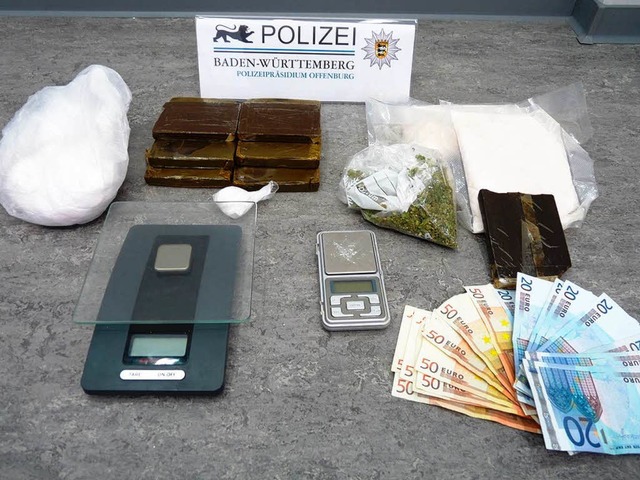 Die Polizei stellt Drogen, Utensilien und Geld sicher.  | Foto: BZ