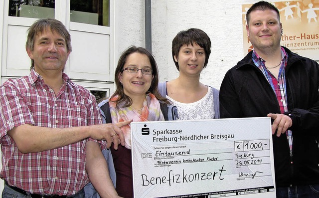 Die Gruppe um die Bezirksobfrau der Ju...(links),  einen Scheck ber 1000 Euro.  | Foto: Privat