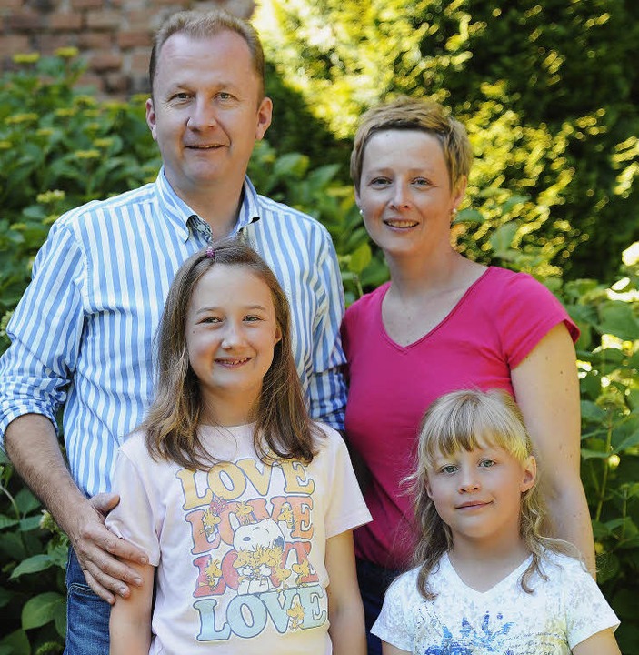 Frank und Kathrin Dahlinger mit den Töchter Laura  und Lili.   | Foto: Schaller