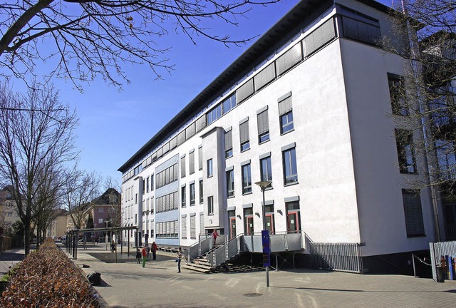 In der Erich-Kstner-Realschule  soll ...h unterm Dach wieder ertrglich sein.   | Foto: Helmut Seller